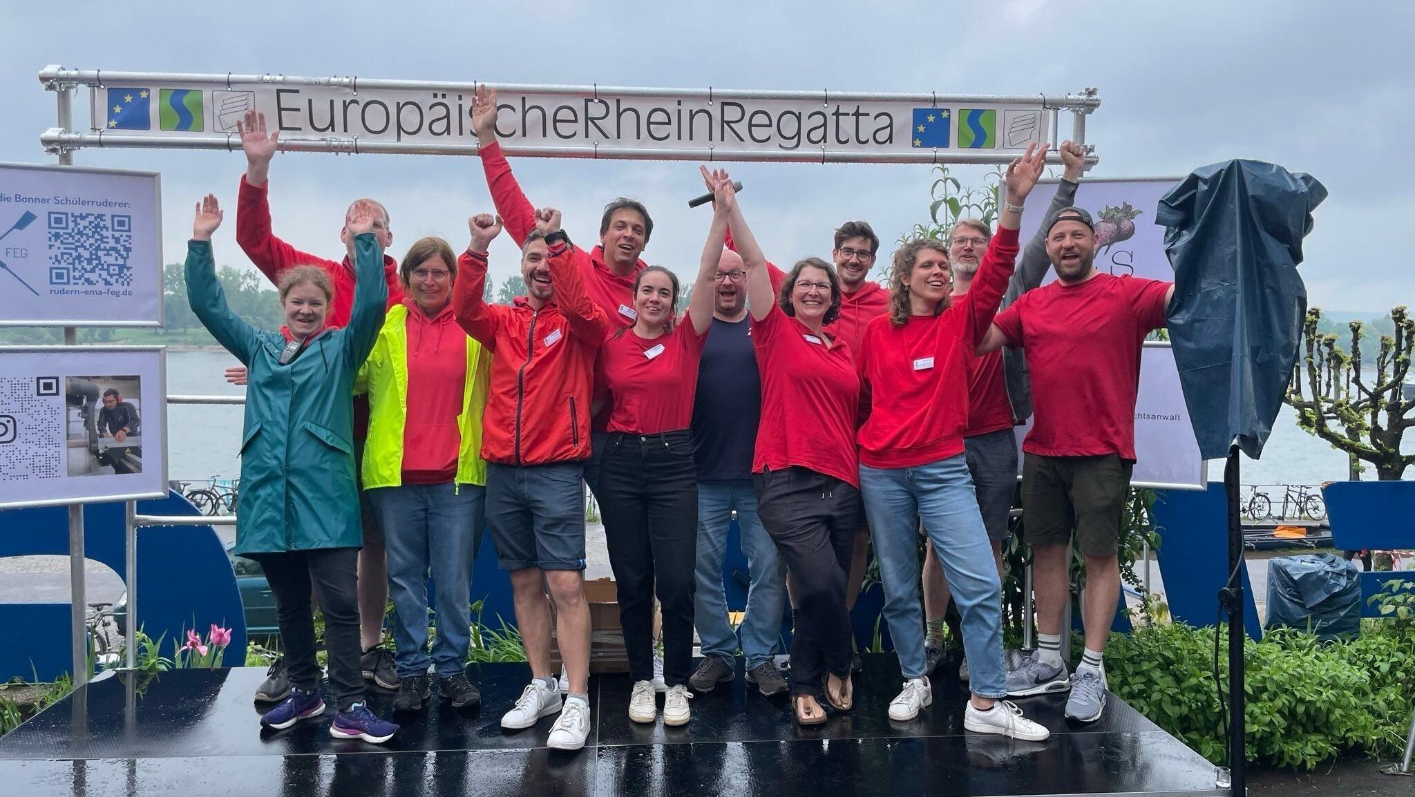 Das EUREGA-Team jubelnd auf der Bühne nach der Verleihung der Preise